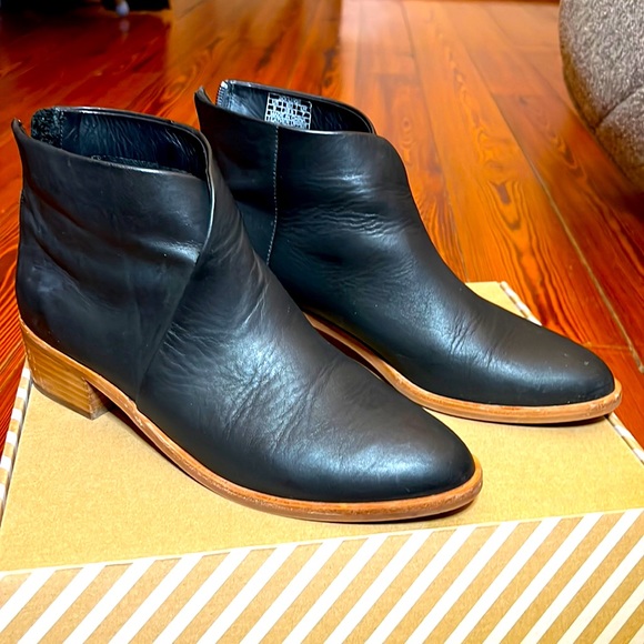 Shoes - Soludos Venetian bootie